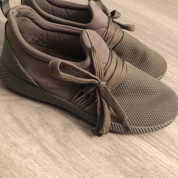 Bow slip on tennis shoes - Picture 2 of 3